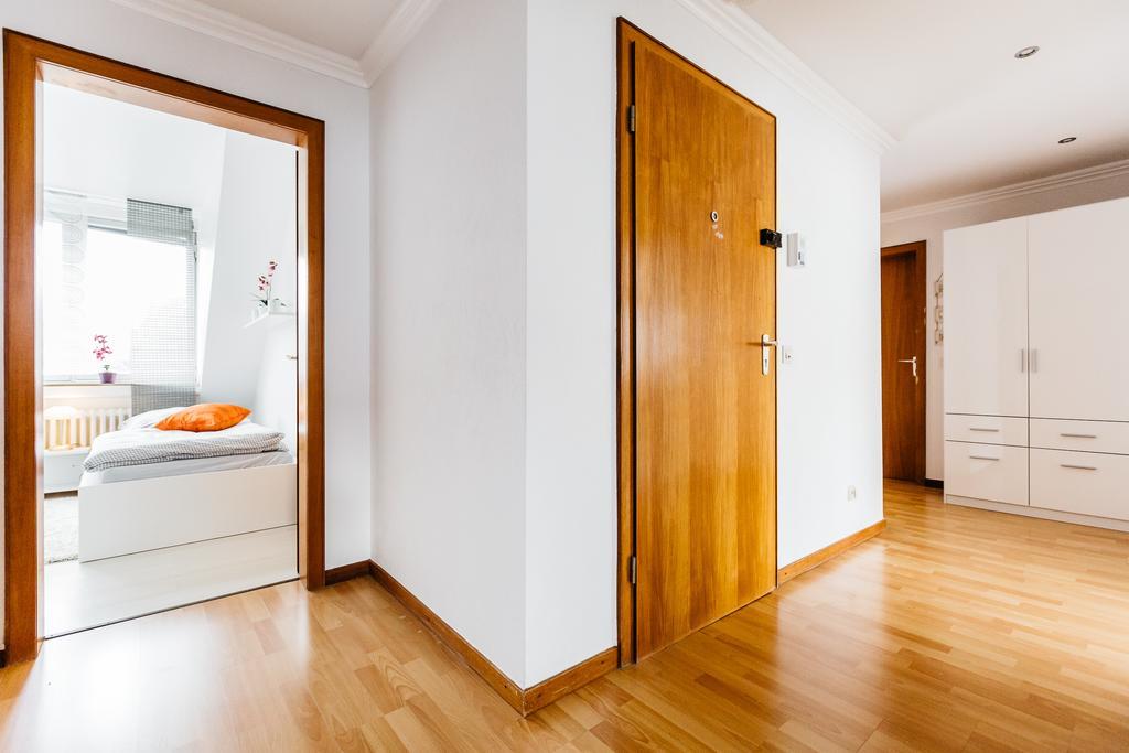 Apartments Нойс Стая снимка