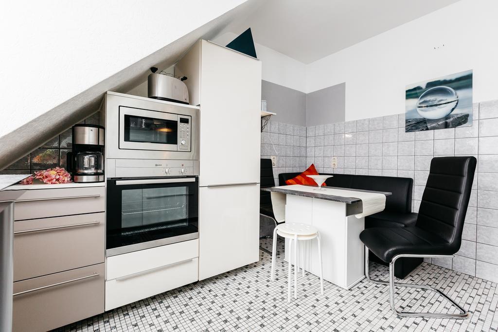 Apartments Нойс Стая снимка
