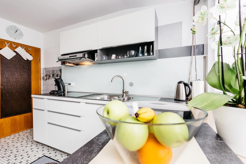 Apartments Нойс Стая снимка