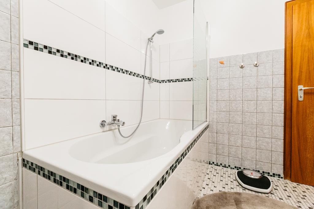 Apartments Нойс Стая снимка