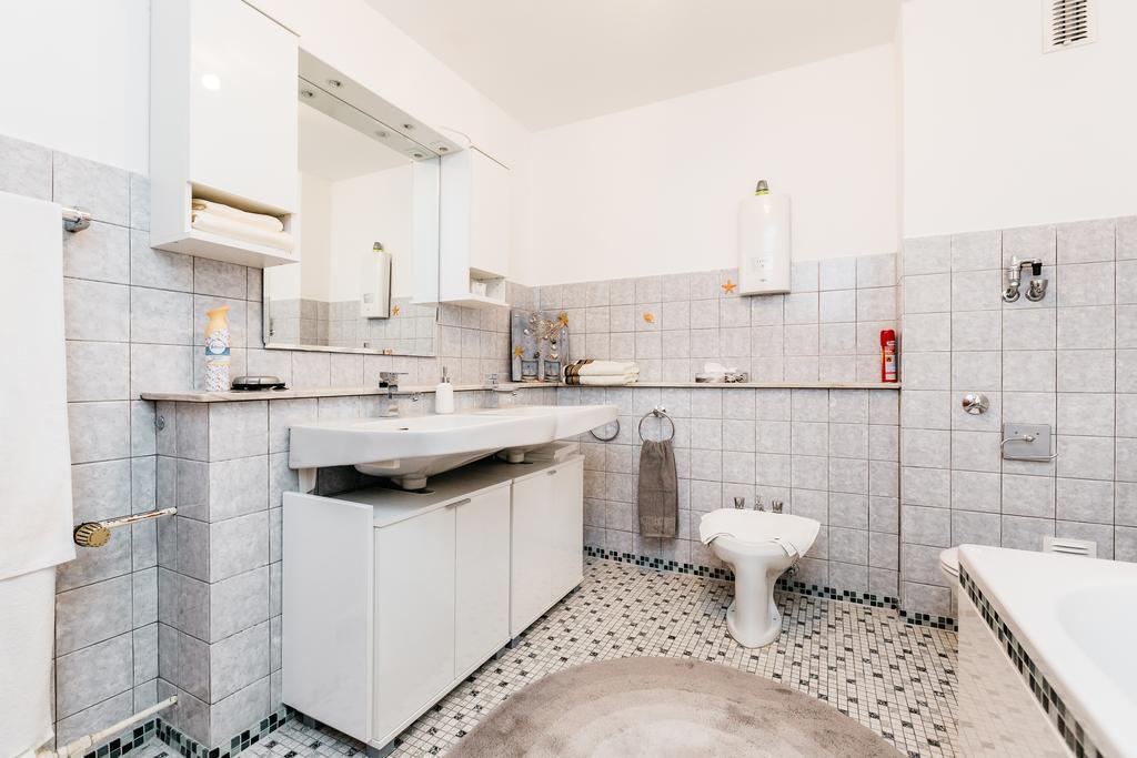 Apartments Нойс Стая снимка