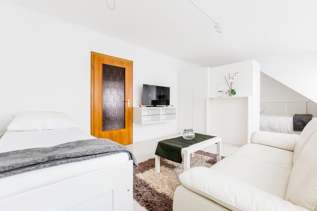 Apartments Нойс Стая снимка