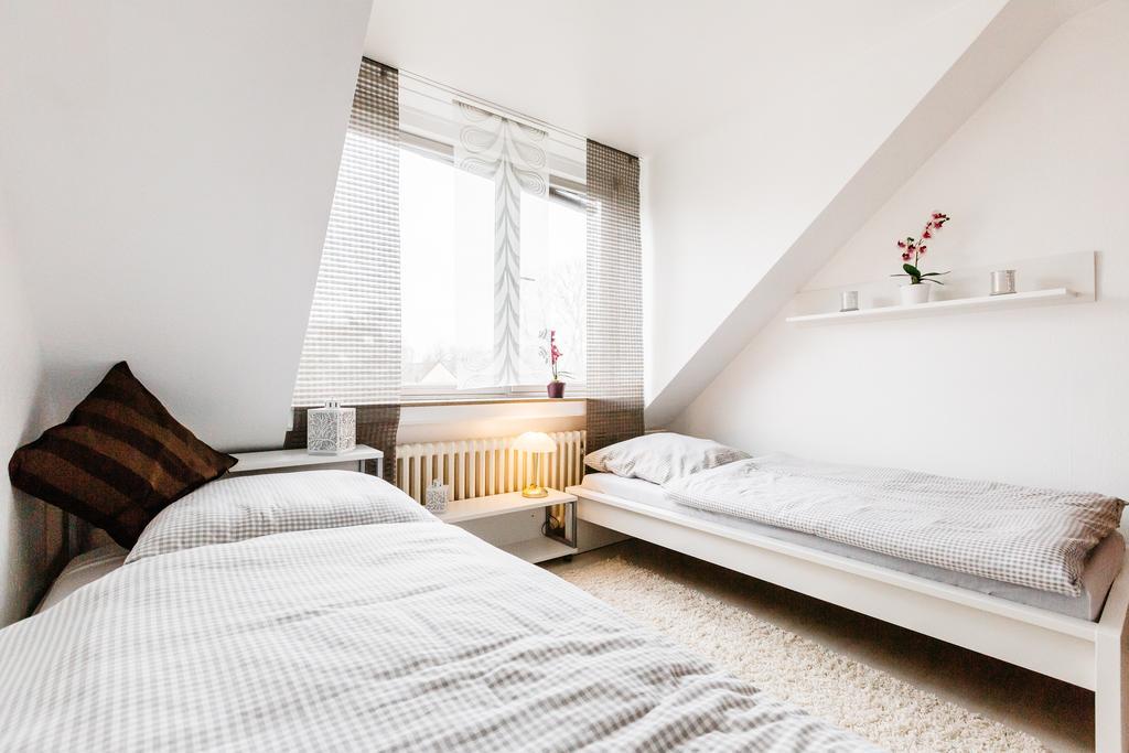 Apartments Нойс Стая снимка