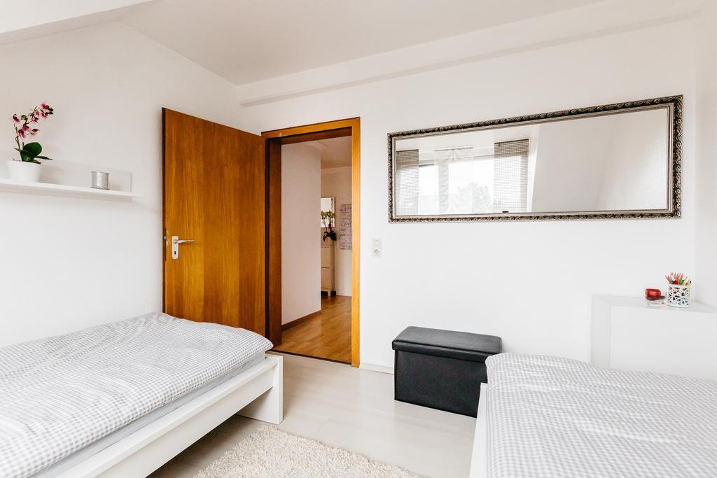 Apartments Нойс Стая снимка