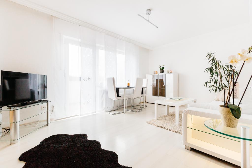 Apartments Нойс Стая снимка