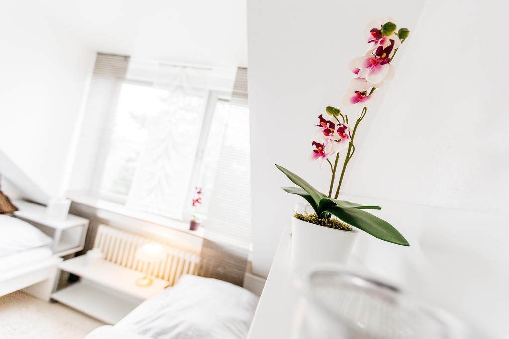 Apartments Нойс Стая снимка