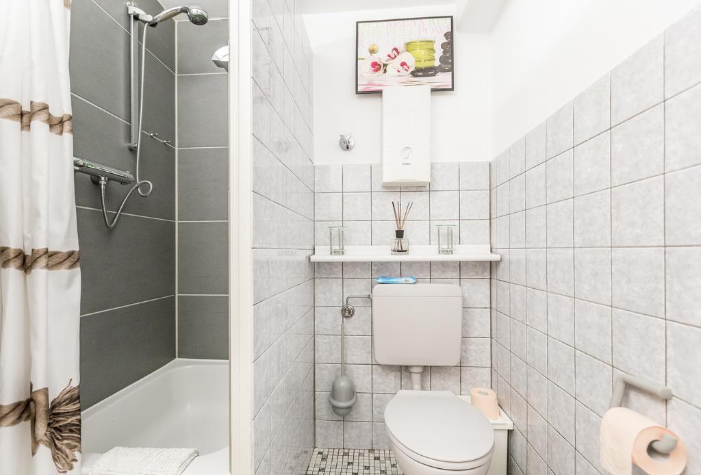 Apartments Нойс Стая снимка