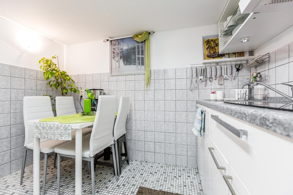 Apartments Нойс Стая снимка