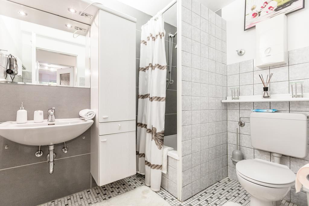 Apartments Нойс Стая снимка