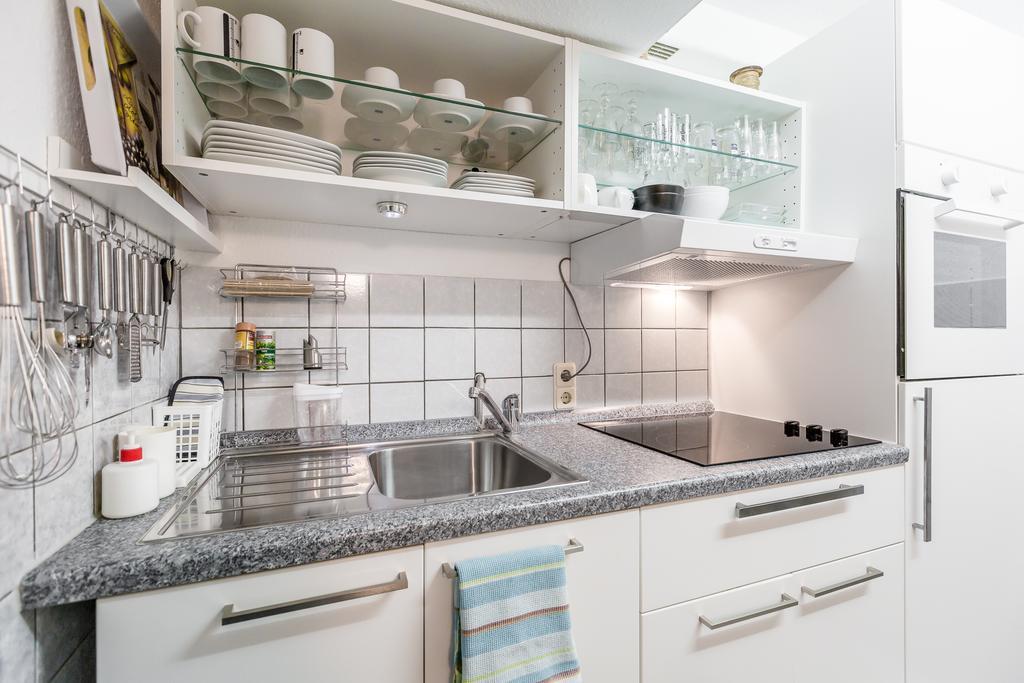 Apartments Нойс Стая снимка
