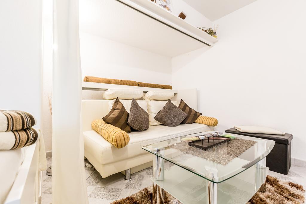 Apartments Нойс Стая снимка