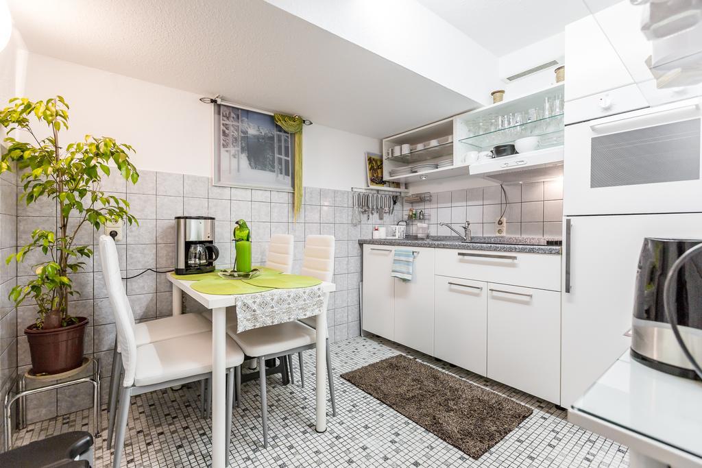 Apartments Нойс Стая снимка