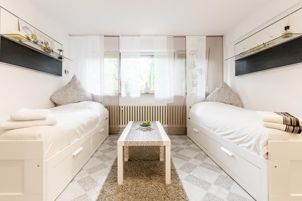 Apartments Нойс Стая снимка
