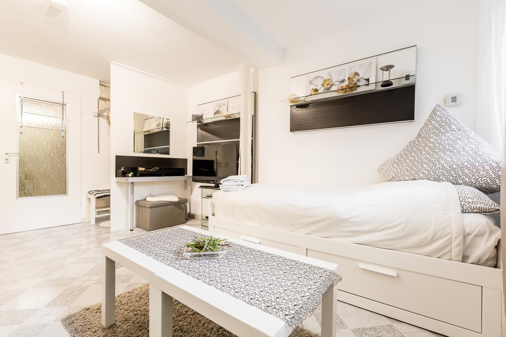 Apartments Нойс Стая снимка
